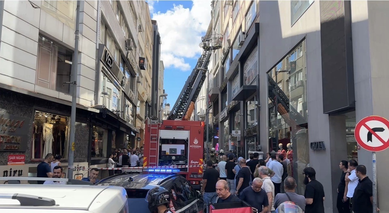Şişli&rsquo;de binada yangın paniği: Birinci kattan atlayan kişi yaralandı