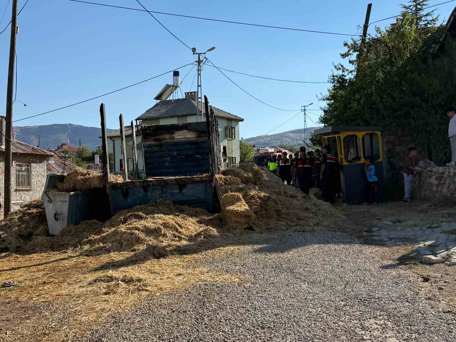 Saman y&uuml;kl&uuml; kamyonda yangın &ccedil;ıktı