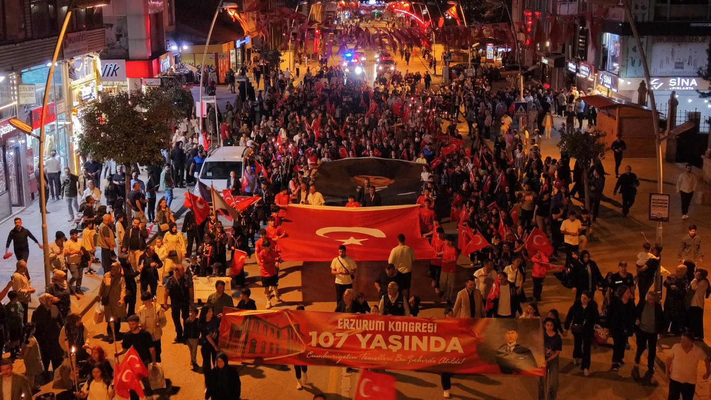 Erzurum&rsquo;da 107. yıllık coşku fener alayı ile renklendi