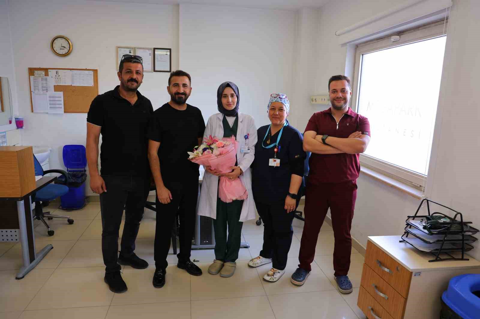 Kalbi iki kez duran hasta, kendisini hayata döndüren doktoruna çiçekle teşekkür etti