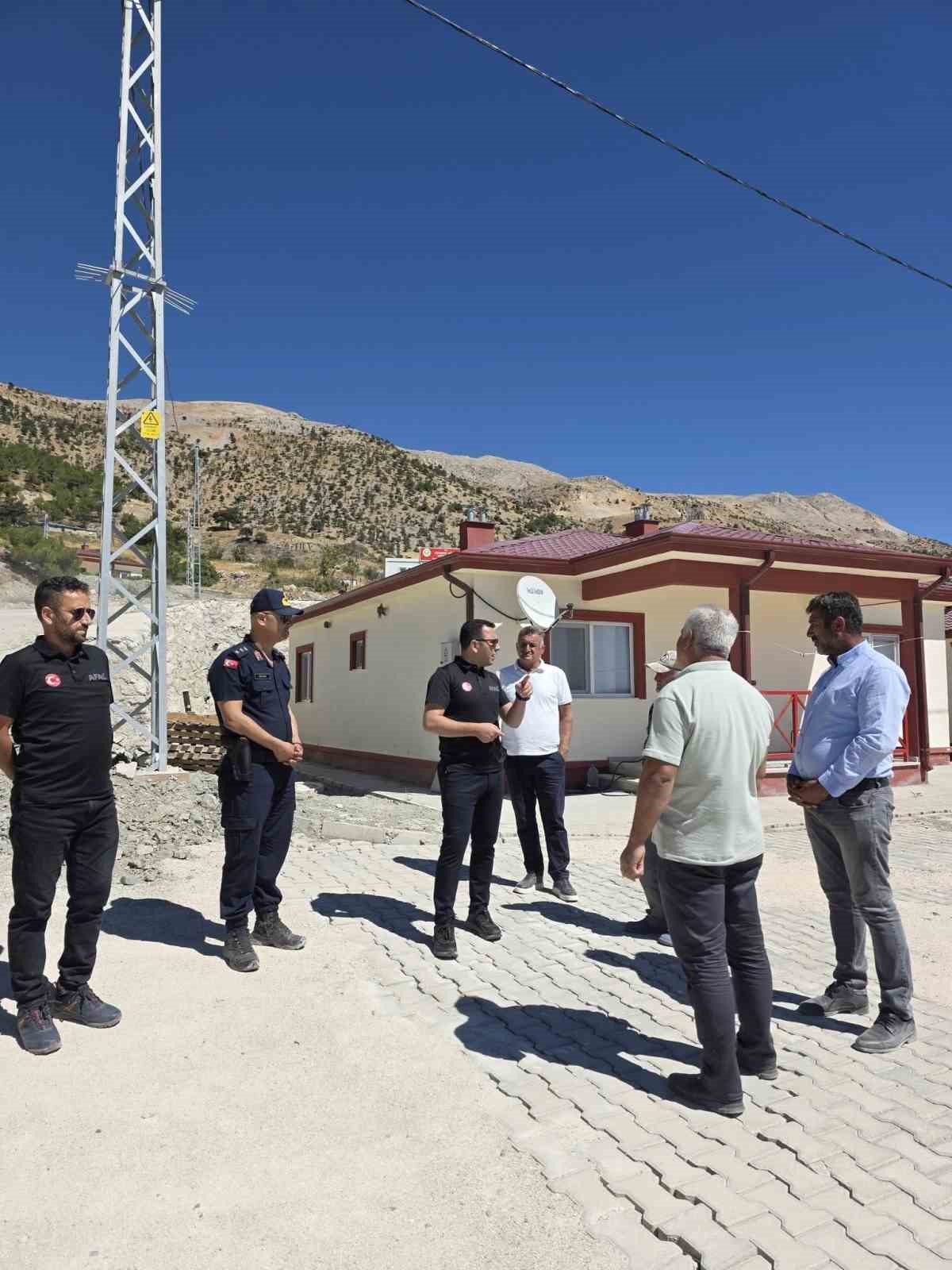 Kaymakam Algın, deprem konutlarındaki &ccedil;alışmaları inceledi