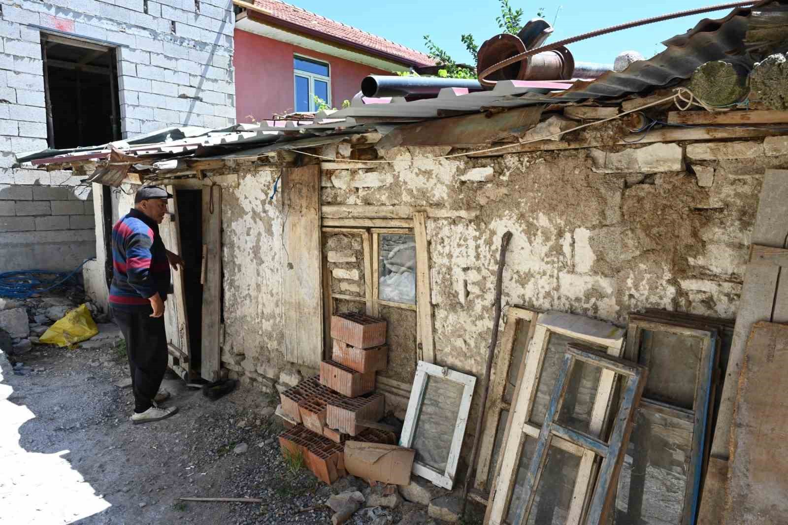 Yangında yuvalarını kaybeden yaşlı &ccedil;ifte yardım eli