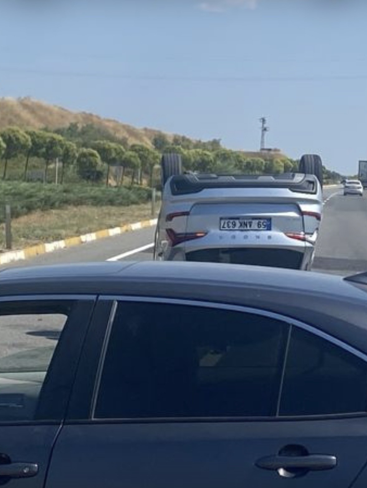 Muratlı&rsquo;da kavşakta iki otomobil &ccedil;apıştı: 3 yaralı