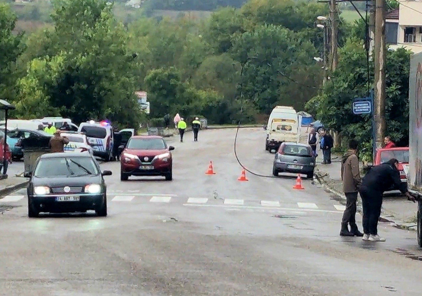 Fırtınada kopan elektrik telleri ekipleri seferber etti