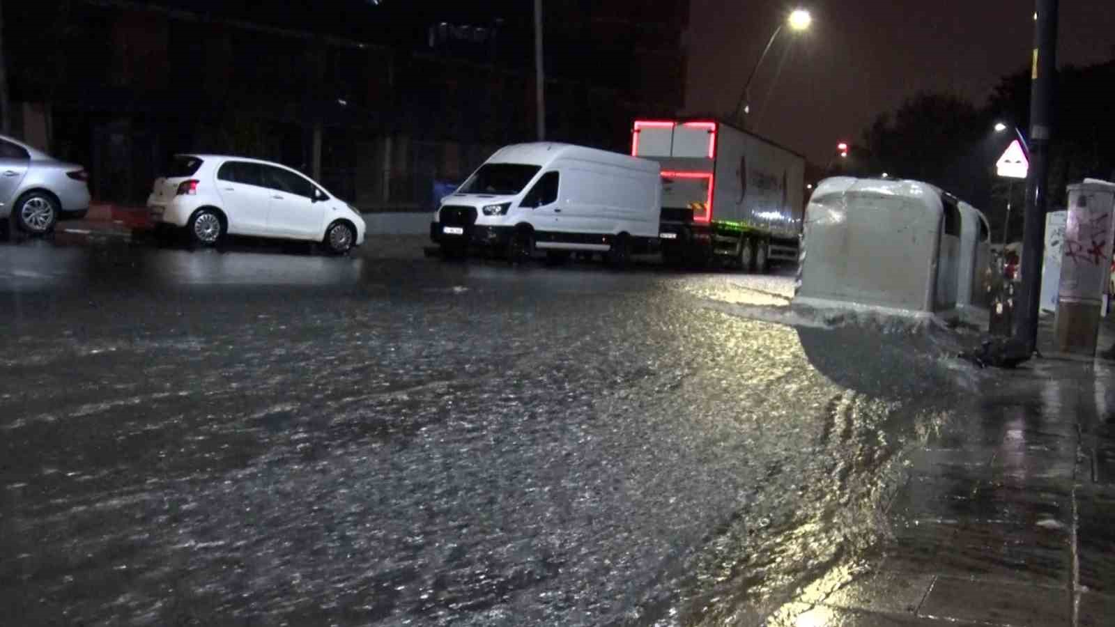 Eyüpsultan’da caddeler göle döndü, sürücüler zor anlar yaşadı
