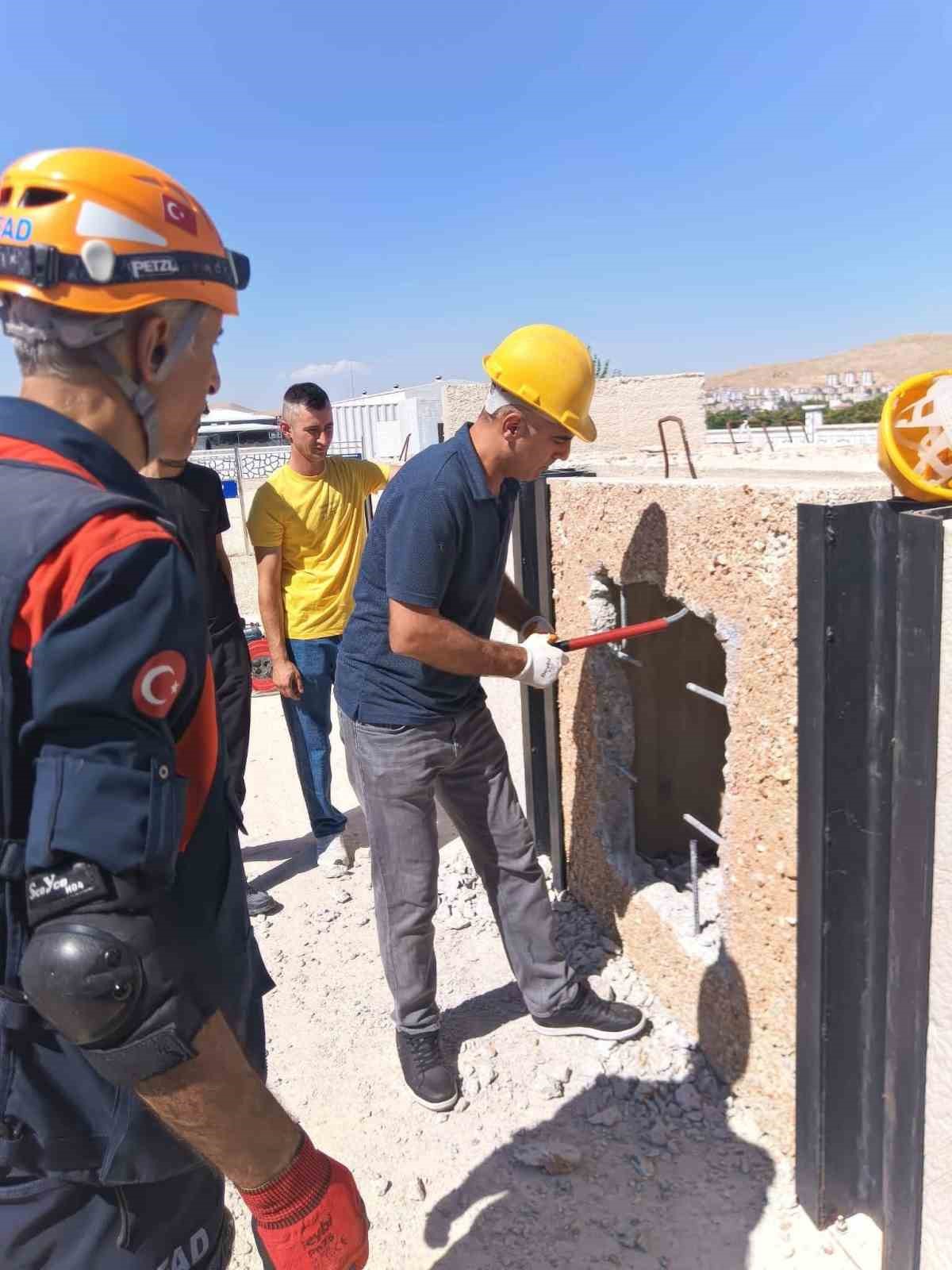 Elazığ&rsquo;da jandarma personeline enkazda arama kurtarma temel eğitimi