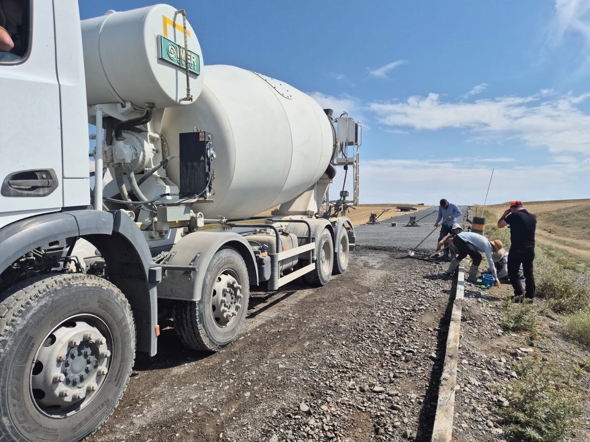 Akyaka&rsquo;da k&ouml;y yolları betonla buluşuyor