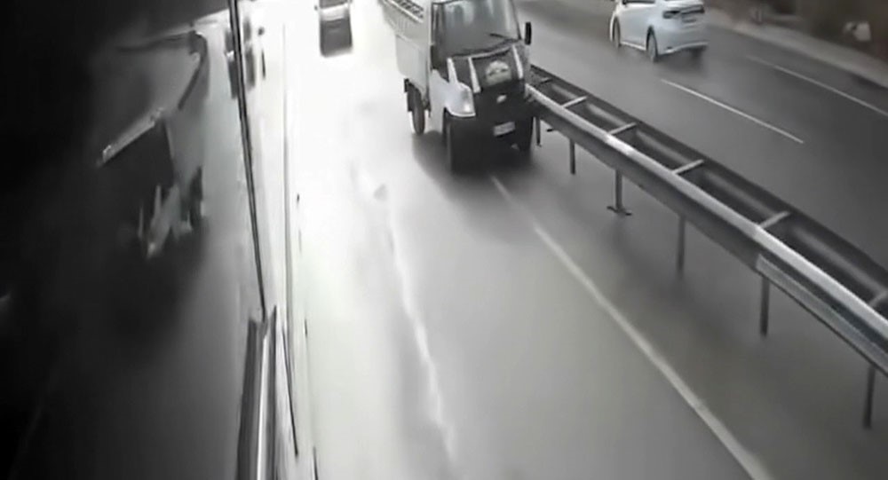 Virajı alamayan kamyonet spin attı: O anlar kamerada