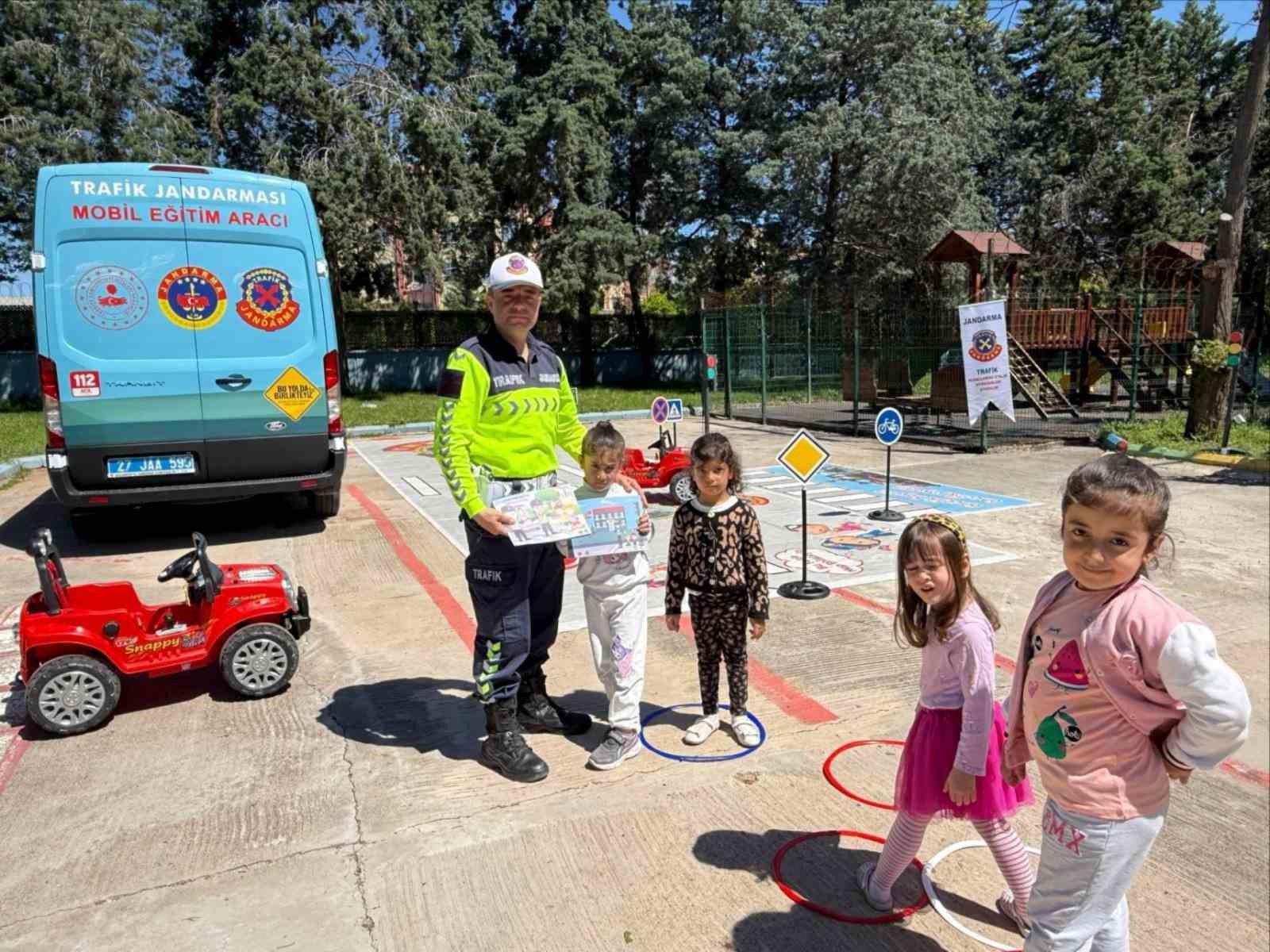 Jandarmadan 85 &ouml;ğrenciye trafik eğitimi