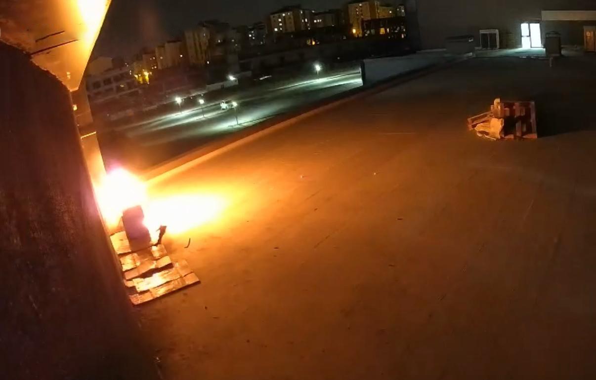 Plazada nargile k&ouml;z&uuml;n&uuml;n neden olduğu yangının g&ouml;r&uuml;nt&uuml;leri ortaya &ccedil;ıktı