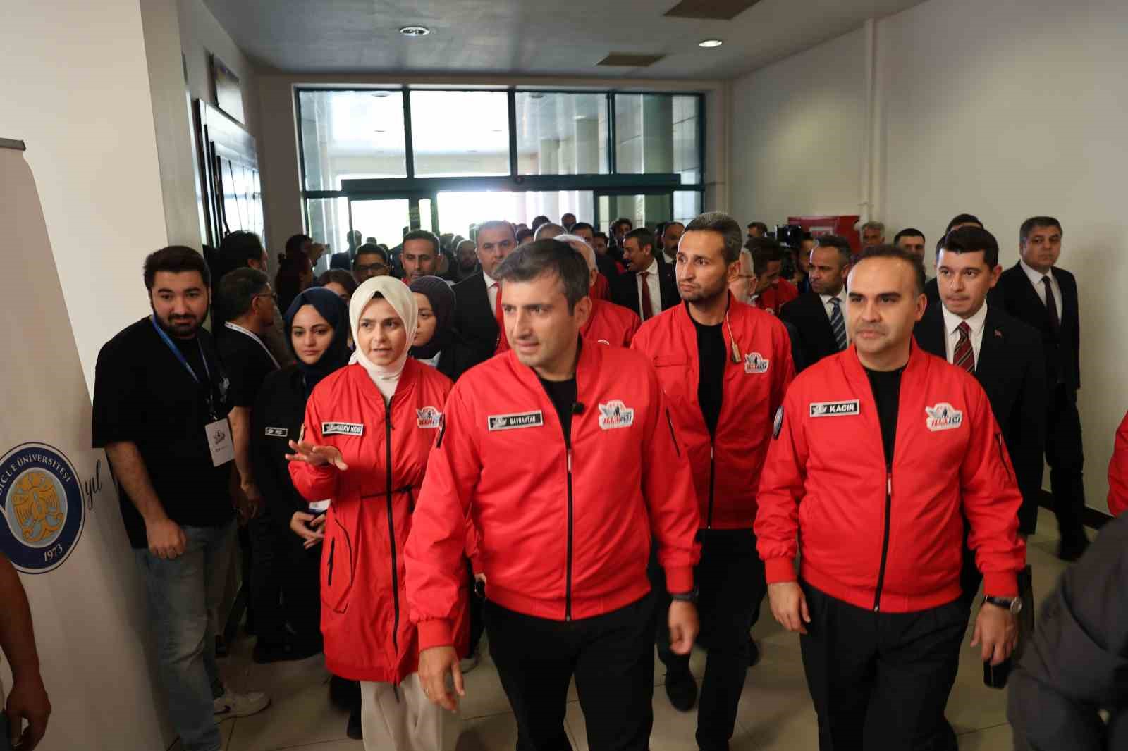 Bakan Kacır: "Bu topraklardan gen&ccedil;lerimiz d&uuml;nyaya g&uuml;&ccedil;l&uuml; bir mesaj veriyor"
