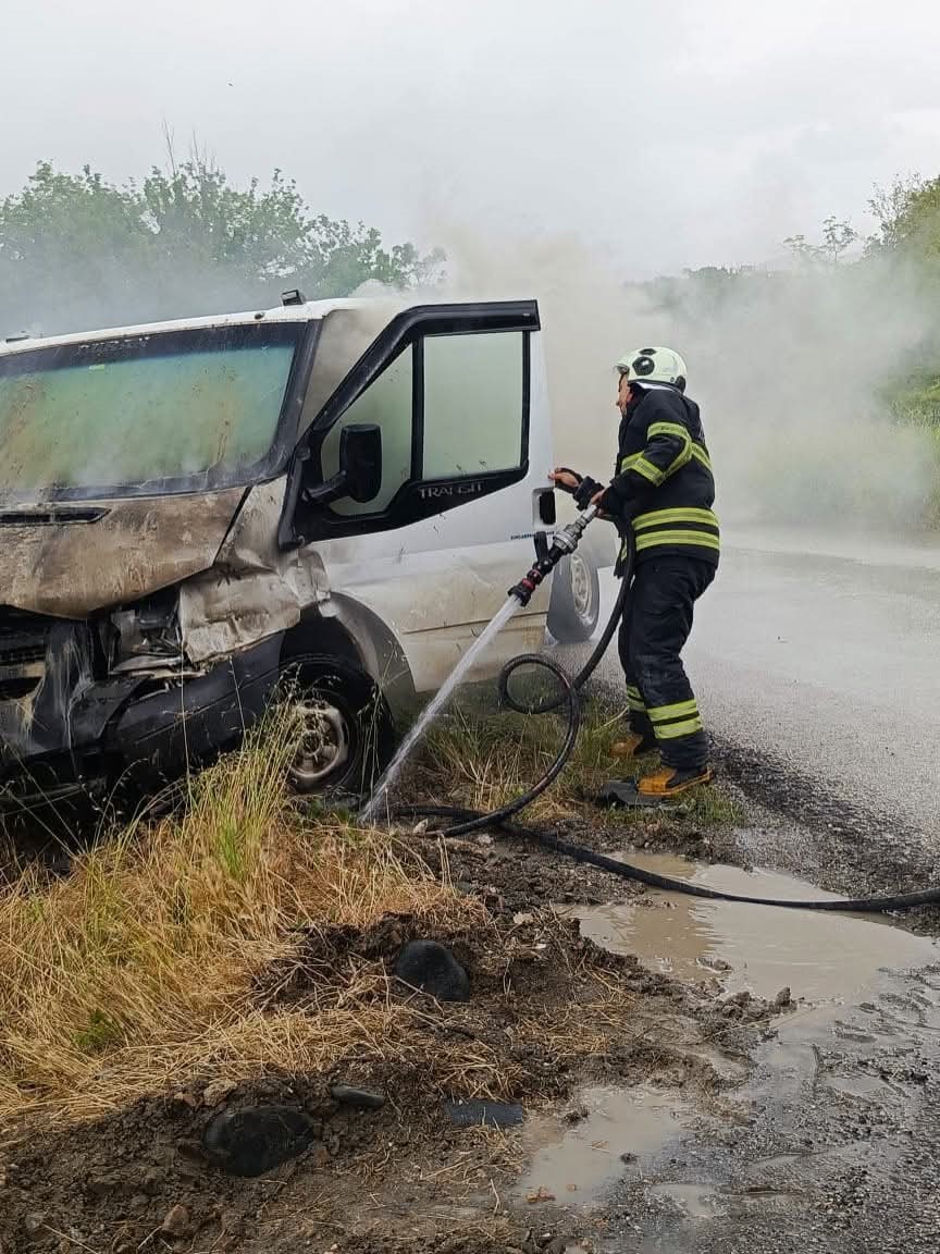 Defne&rsquo;de pikap alevlere teslim oldu