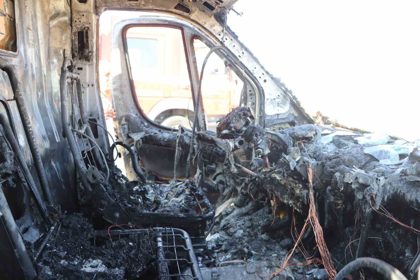 Kasasındaki atık malzemeler tutuşan kamyonet yanarak demir yığınına d&ouml;nd&uuml;