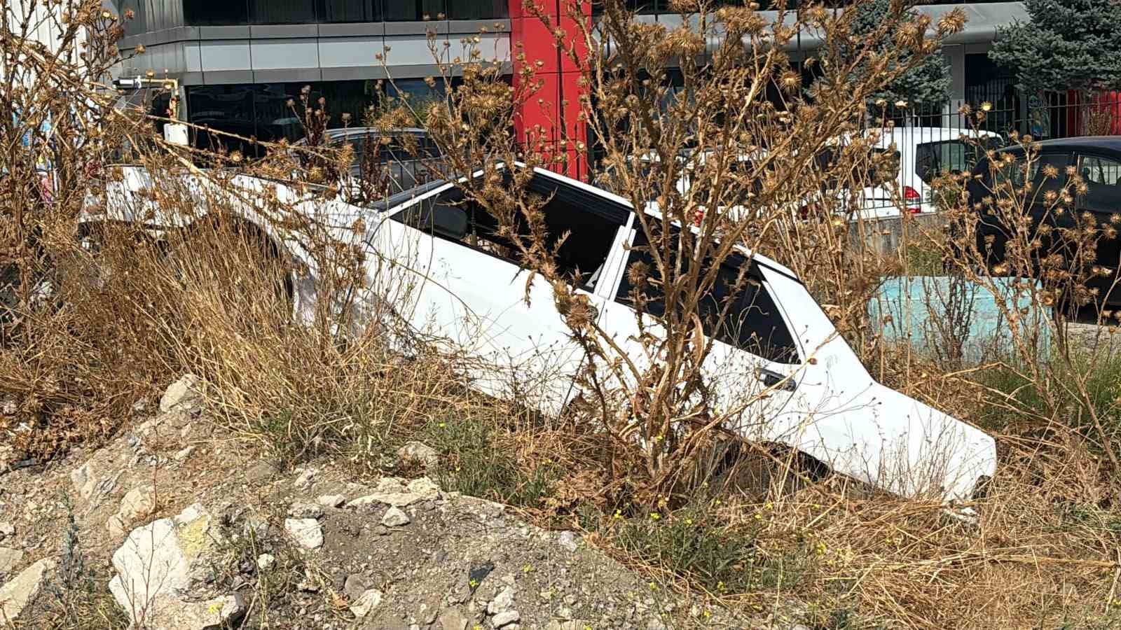Tavşanlı&rsquo;da otomobil yoldan &ccedil;ıktı: 1 yaralı