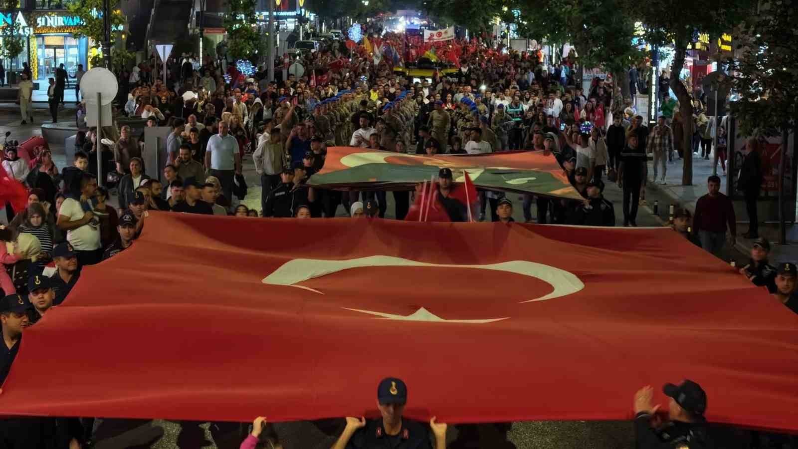 Niğde&rsquo;de 30 Ağustos&rsquo;un 104. yılında fener alayı