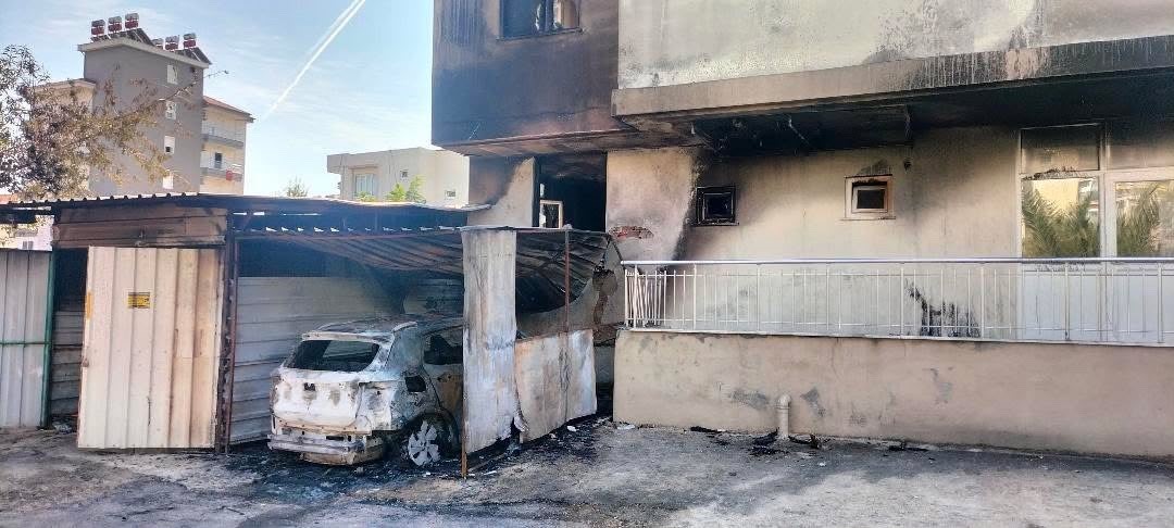 &Uuml;zerine &ccedil;&ouml;p poşeti ge&ccedil;irip otomobil kundaklayan ş&uuml;pheli tutuklandı