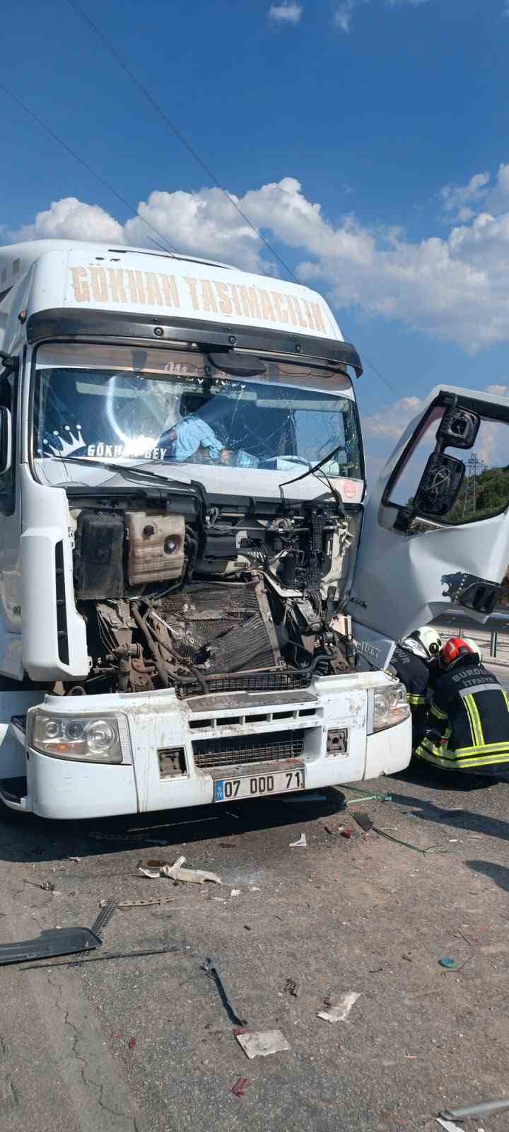Burdur&rsquo;da tırlar &ccedil;arpıştı: 1 yaralı
