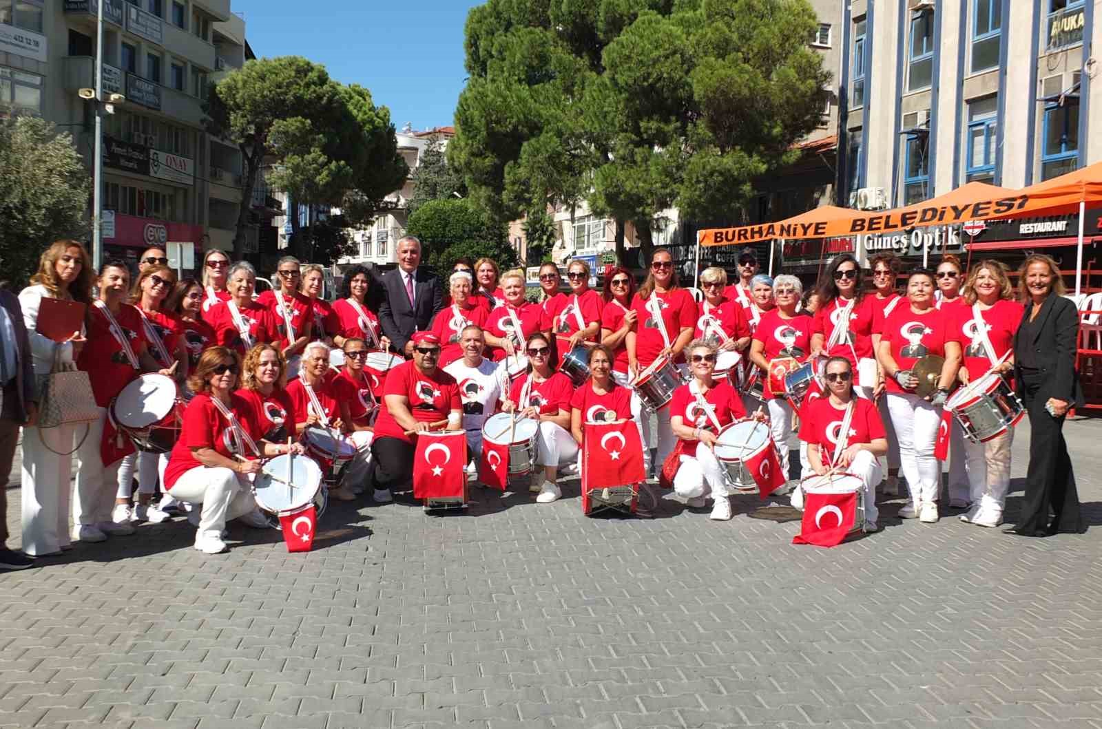 Burhaniye&rsquo;de &Ouml;zg&uuml;r Kanatlar Halk Bandosu&rsquo;ndan Kurtuluş G&uuml;n&uuml;&rsquo;ne damga vuran g&ouml;steri