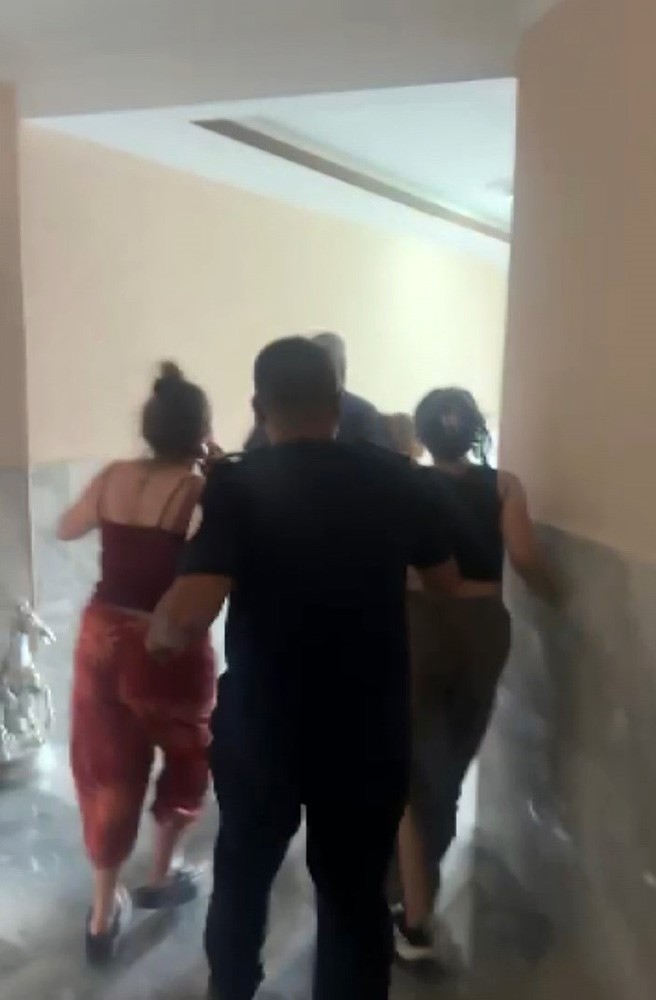 Alevlerin y&uuml;kseldiği mobilya mağazasında yaşanan yangın apartmanda paniğe neden oldu