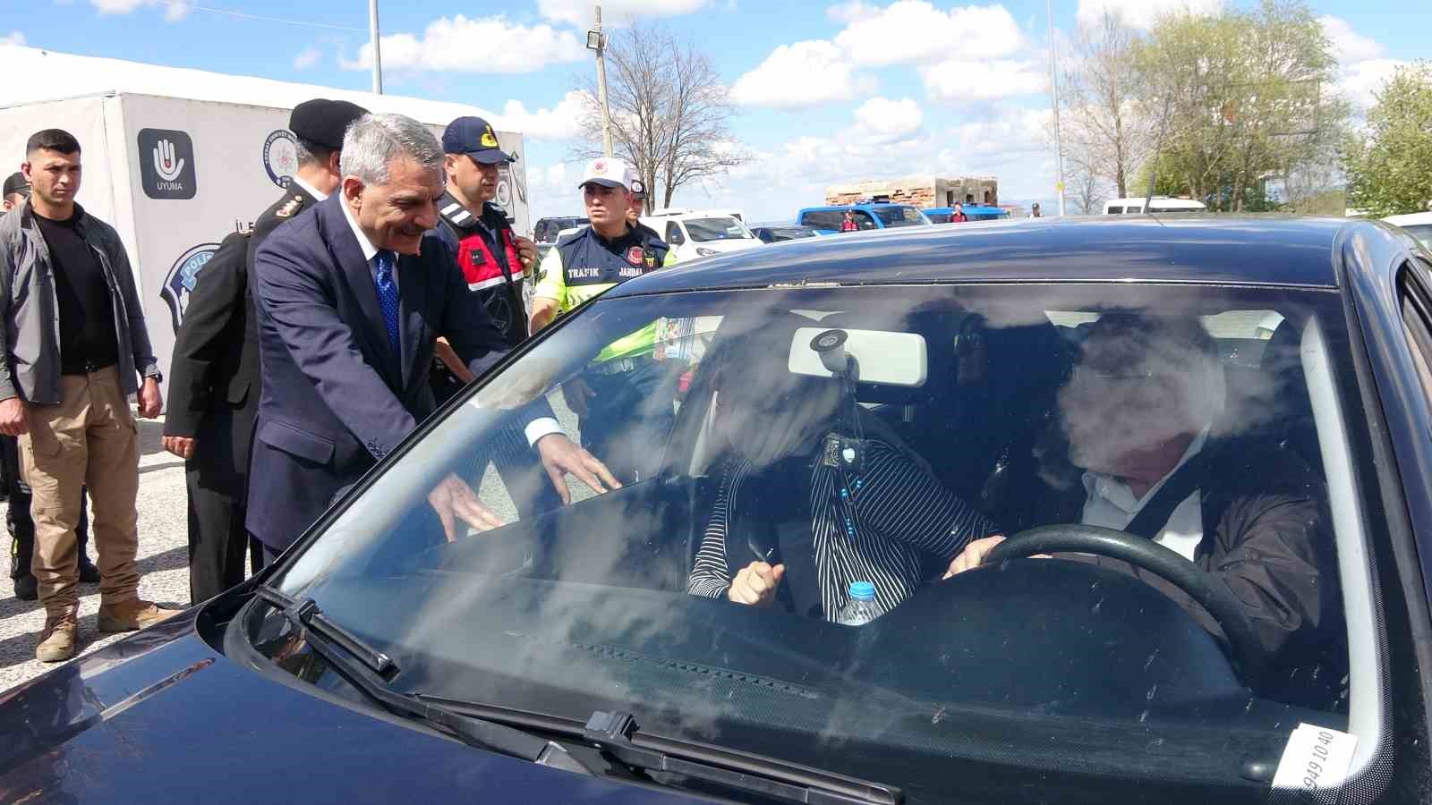 Yozgat Valisi Mehmet Ali &Ouml;zkan, şehitlik ve uygulama noktasında bayramlaştı