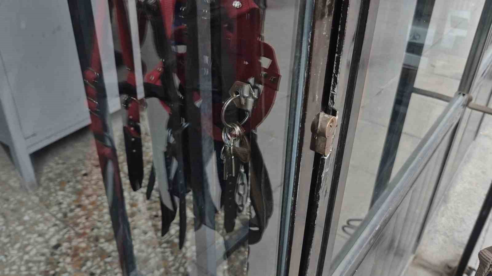 D&uuml;kk&acirc;nında &ouml;ld&uuml; veya bayıldı diye endişe edilen esnaf sanayide &ccedil;ıktı