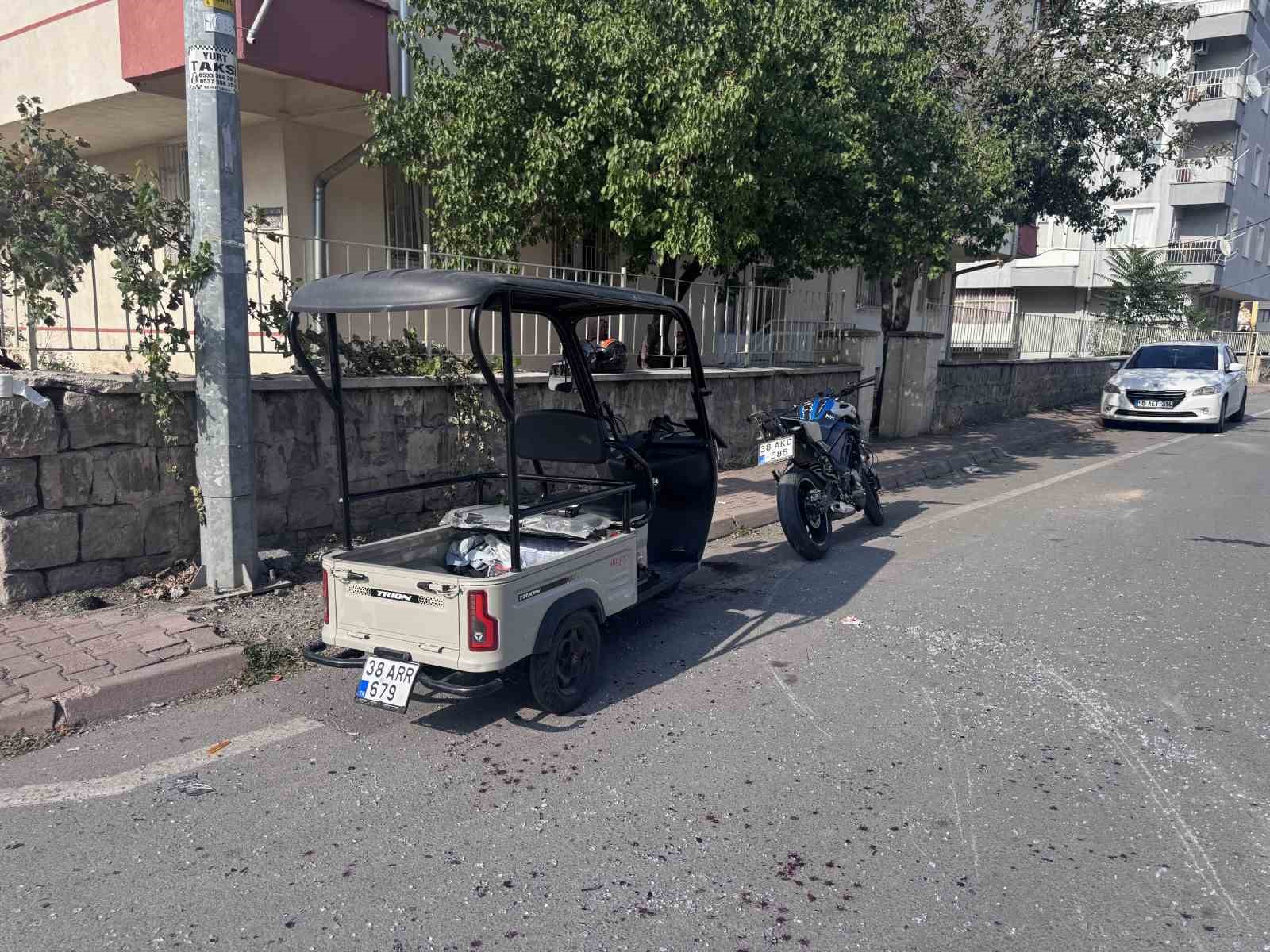 Motosiklet ile mobilet &ccedil;arpıştı: 7 yaralı