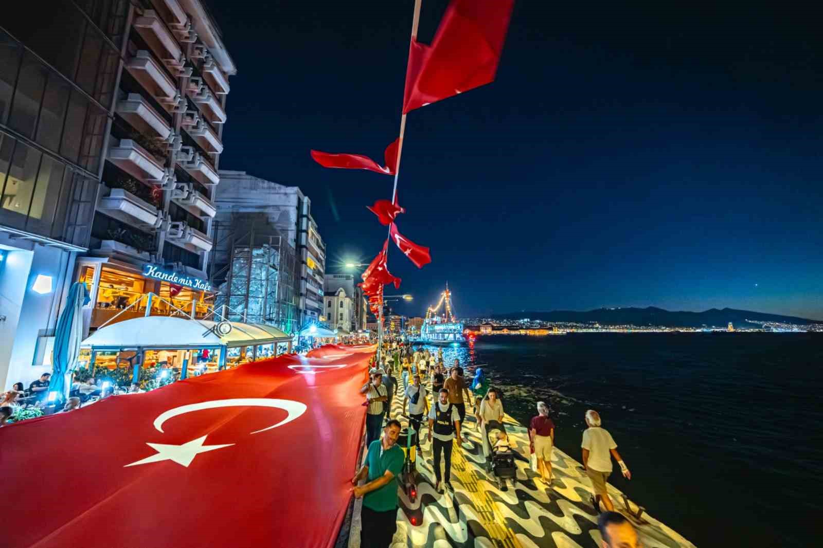 9 Eyl&uuml;l coşkusu fener alayıyla son buldu
