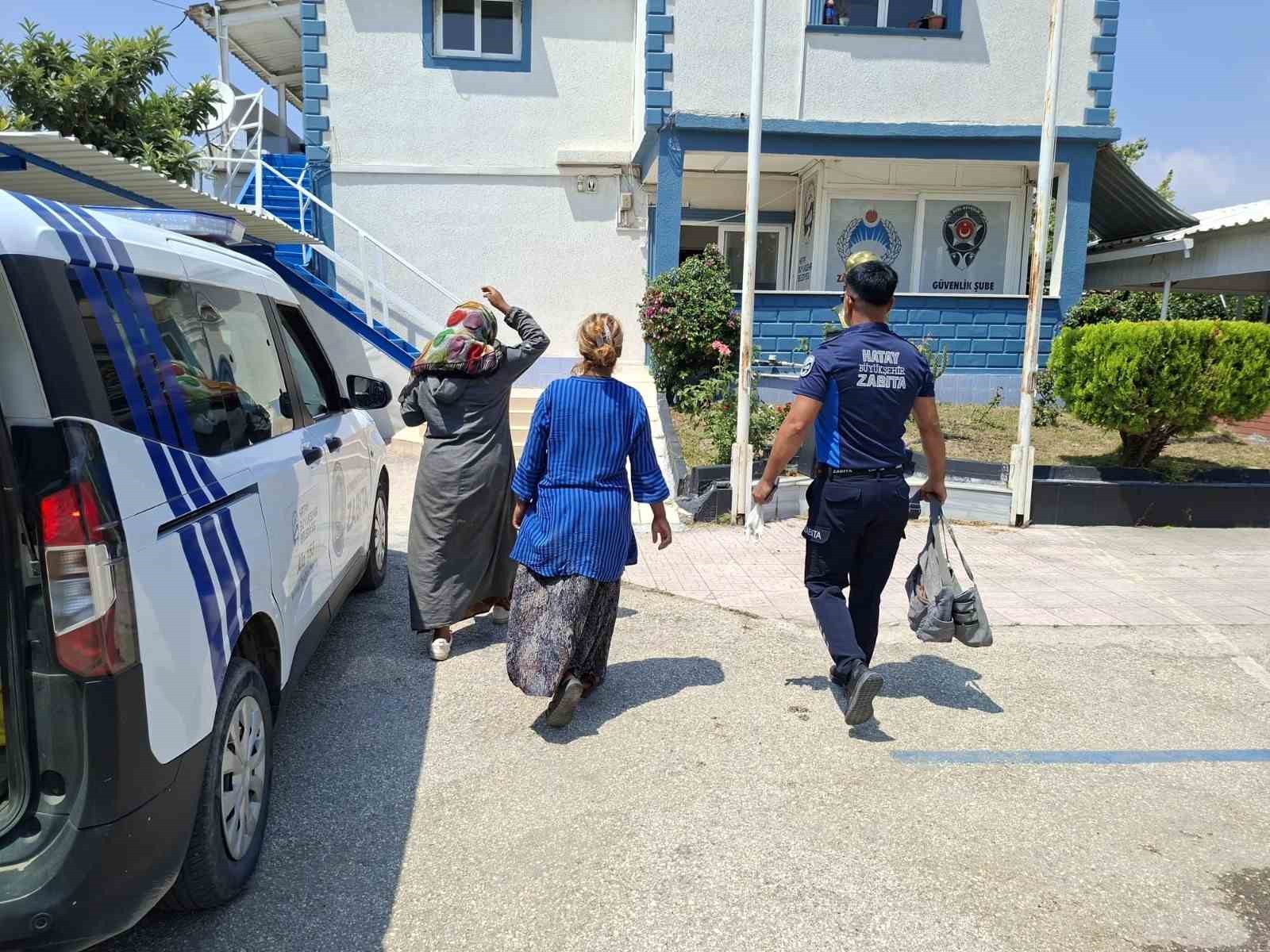Trafik ışıklarındaki dilenciler, zabıtayla karşılaşınca arkalarına bakmadan ka&ccedil;tılar