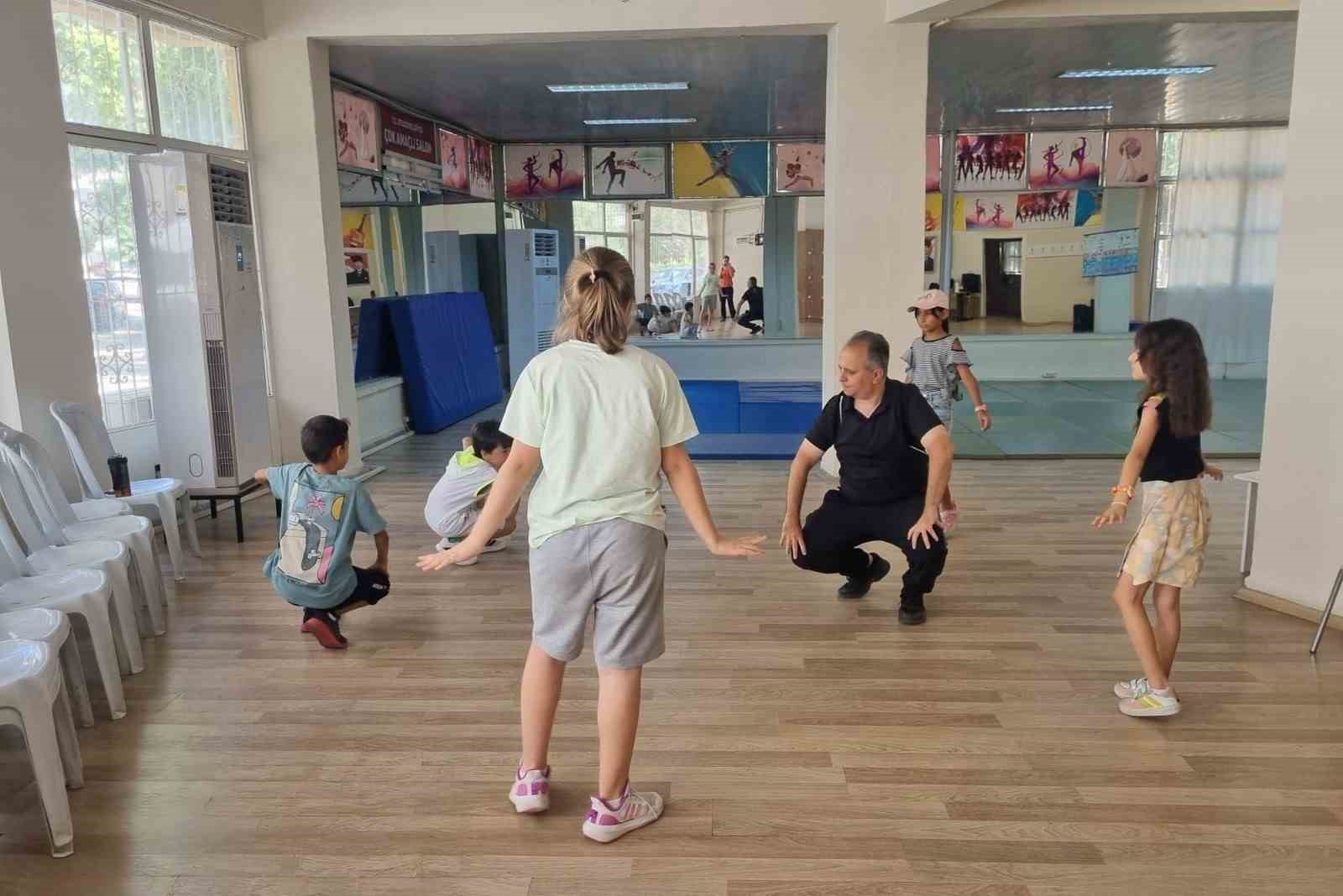 Efeler&rsquo;deki &ccedil;ocuklar yaz tatilini halk oyunlarıyla değerlendiriyor