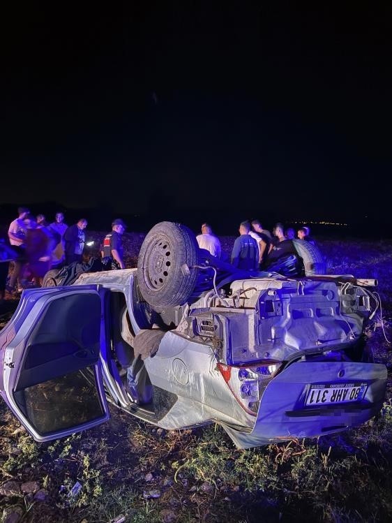 Osmaniye&rsquo;de otomobil şarampole u&ccedil;up takla attı: 3 yaralı