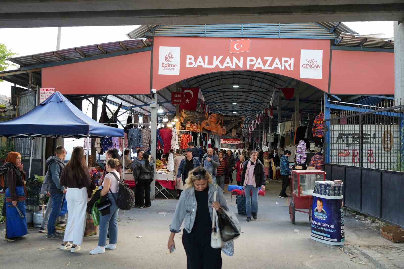 Edirne&rsquo;de Bulgarların alışveriş yoğunluğu esnafı sevindirdi