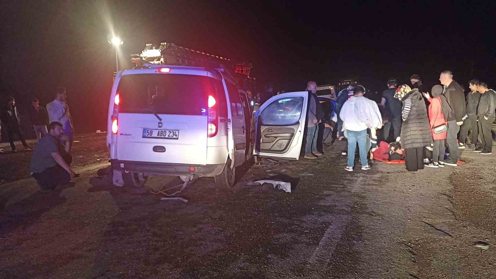 Sivas&rsquo;ta iki ara&ccedil; kafa kafaya &ccedil;arpıştı: 4&rsquo;&uuml; ağır 8 yaralı