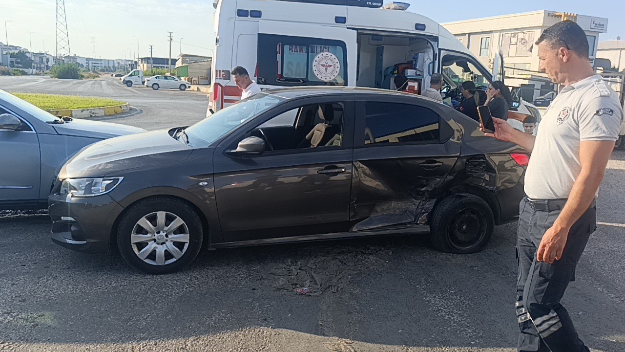 İki otomobilin kavşakta &ccedil;arpışma anı kamerada
