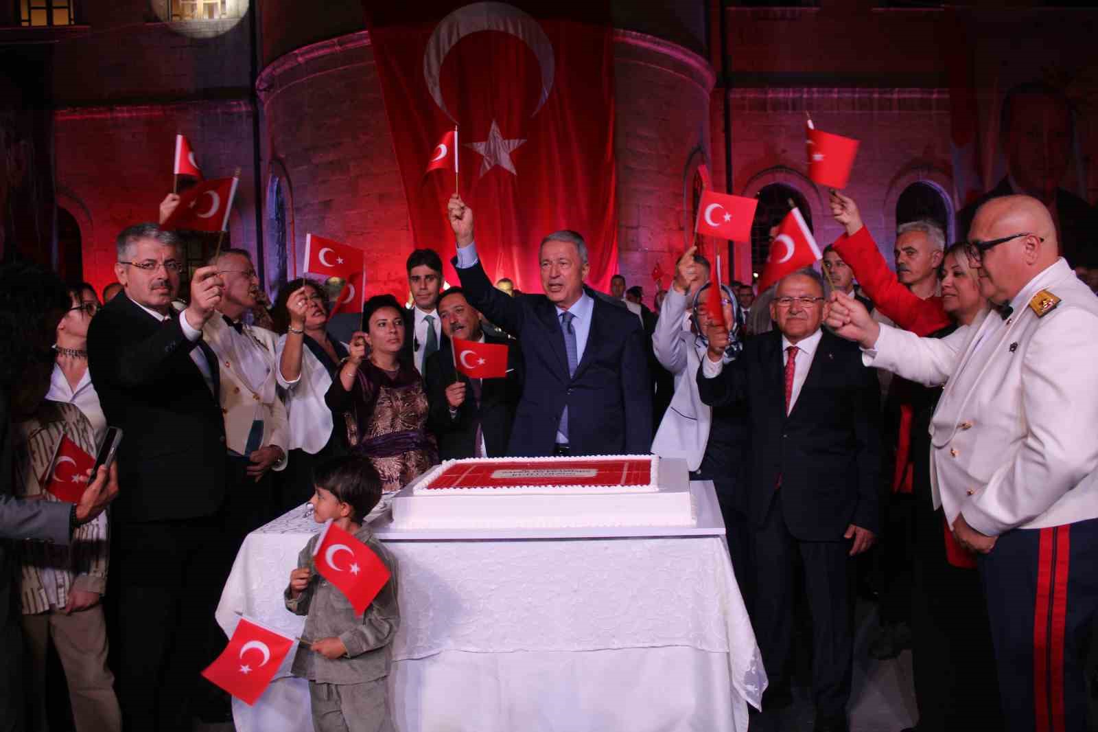 Vali &Ccedil;i&ccedil;ek: "Biz tehdit edilebilecek bir devlet değiliz"