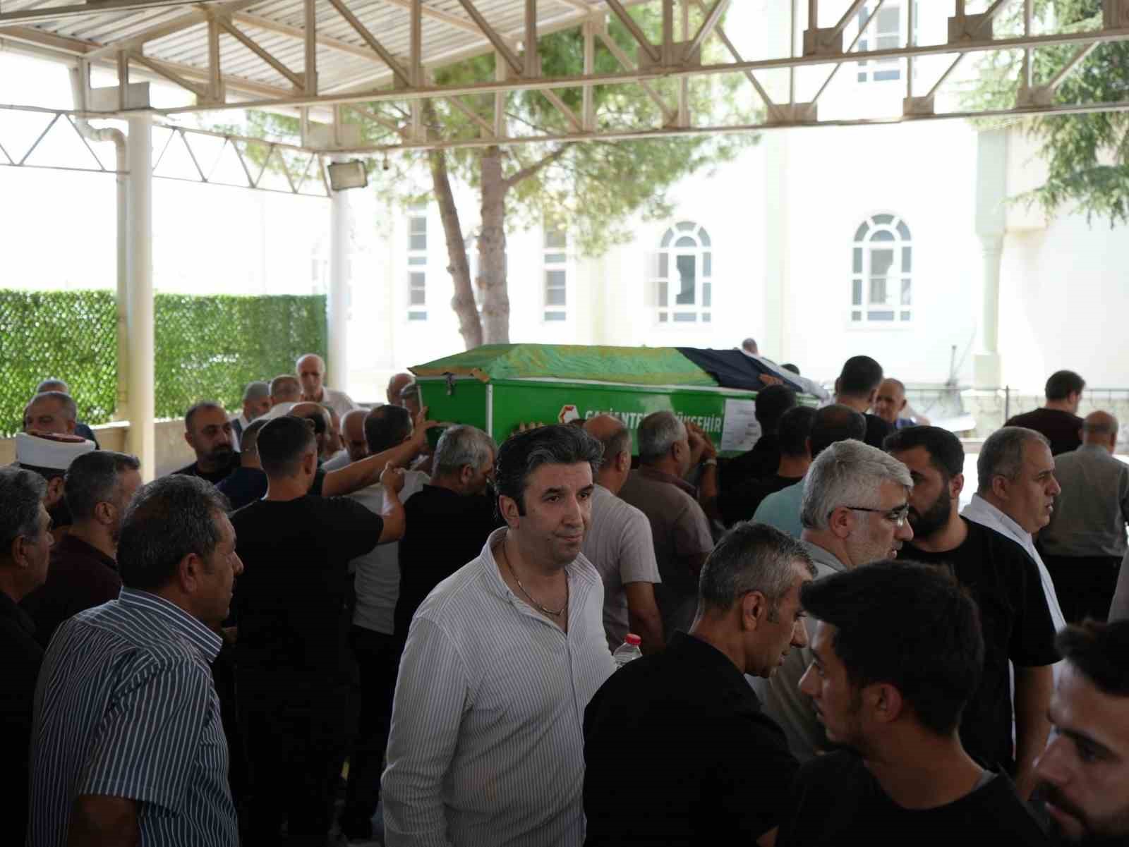 KKTC&rsquo;de batan yolcu gemisinde hayatını kaybeden 14 yaşındaki Nisa, Gaziantep&rsquo;te defnedildi