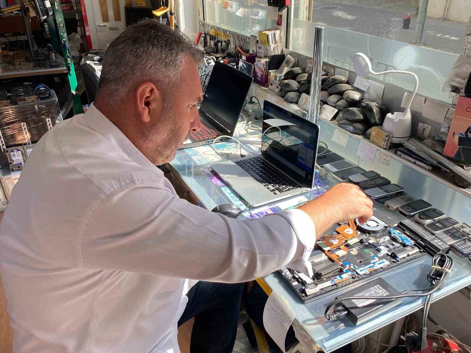 Eşinin 5 bileziği ile a&ccedil;tığı 30 yıllık d&uuml;kk&acirc;nı kapatmanın h&uuml;zn&uuml;n&uuml; yaşıyor