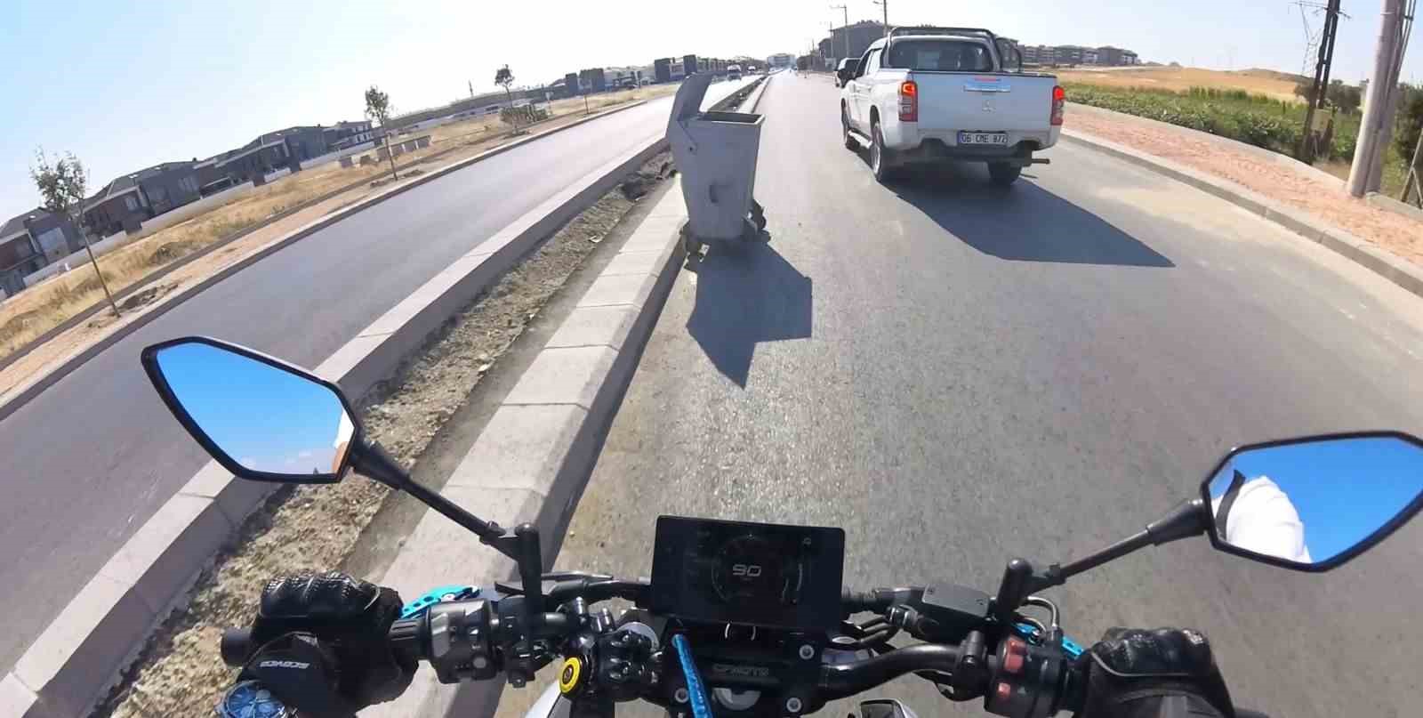&Ouml;n&uuml;ndeki aracı sollamaya &ccedil;alışan motosiklet s&uuml;r&uuml;c&uuml;s&uuml; yola bırakılan &ccedil;&ouml;p konteynerine &ccedil;arptı