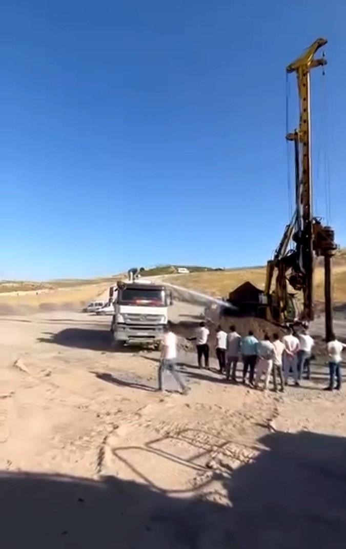 Siirt&rsquo;te şantiyede iş makinesi yandı