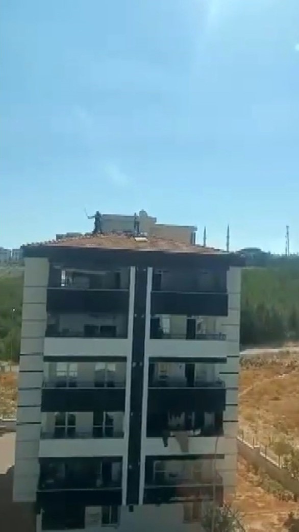 Gaziantep&rsquo;te bina &ccedil;atısında y&uuml;rekleri ağza getiren kavga