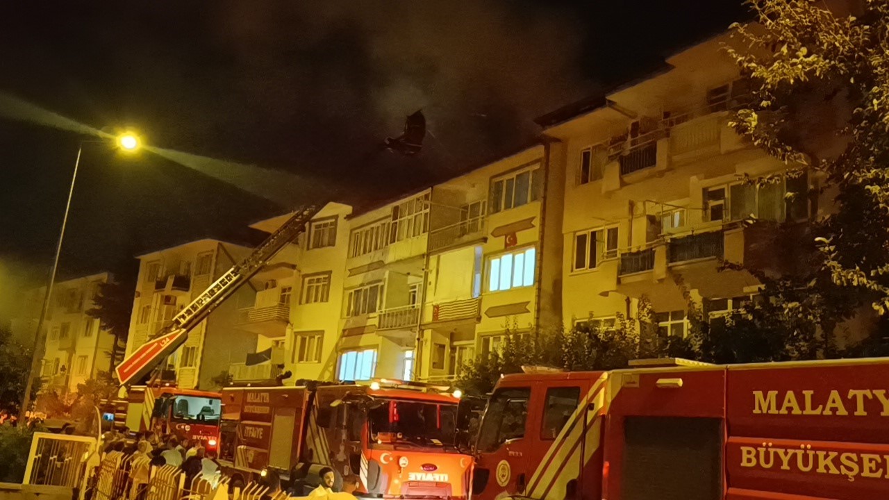 Malatya&rsquo;da 4 katlı binanın &ccedil;atısında yangın