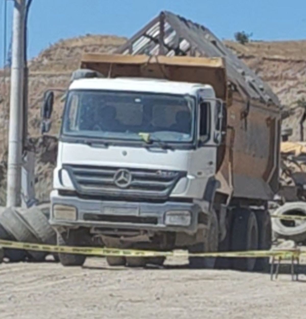 Turgutlu&rsquo;da kum ocağında kamyonun altında kalan bir kişi haytını kaybetti