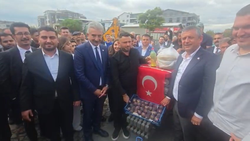 Yeni Parti Genel Başkanı &Ouml;zel, Bursa&rsquo;da &ccedil;ift&ccedil;ilerle bir araya geldi