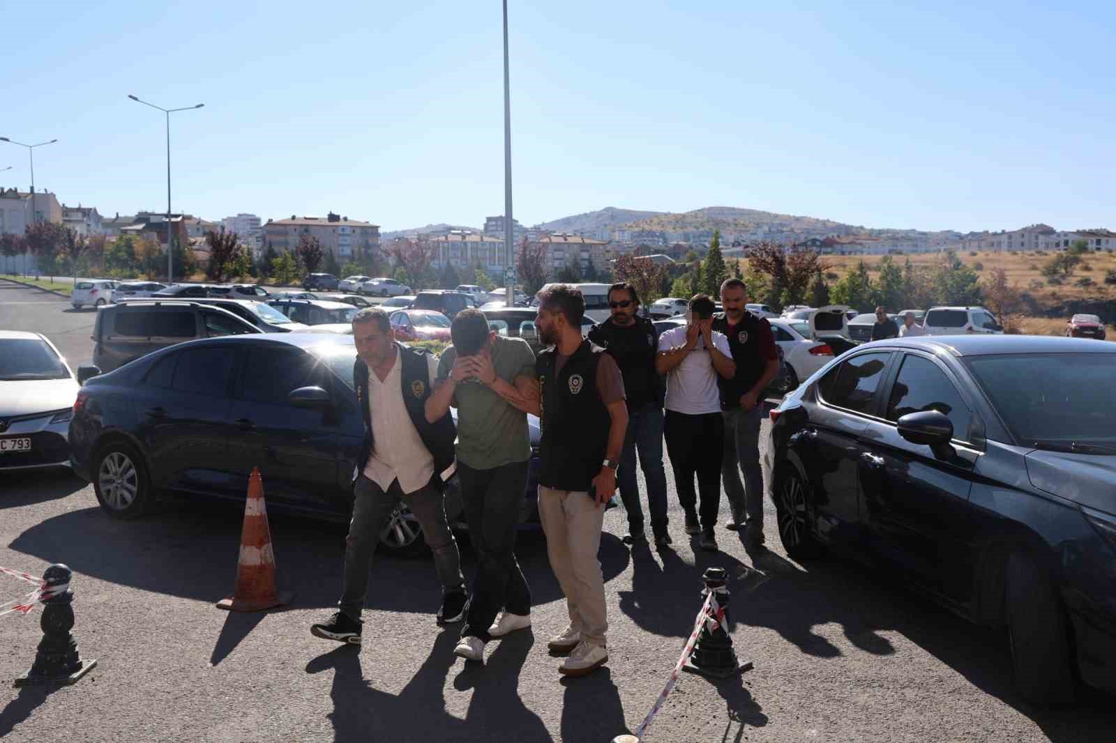 Polisin ş&uuml;phe &uuml;zerine durdurduğu ara&ccedil;tan cinayet ş&uuml;phelileri &ccedil;ıktı