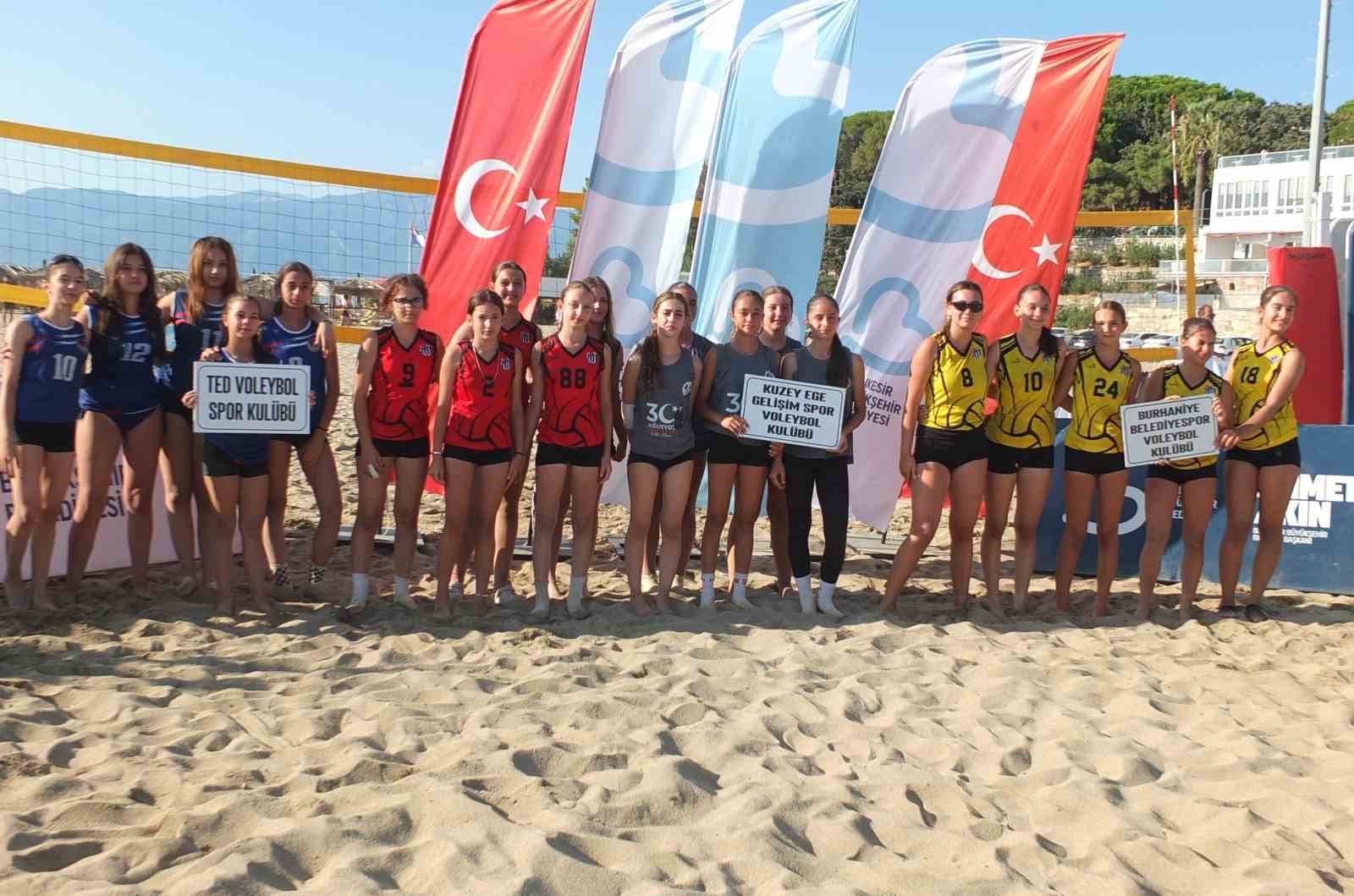 Burhaniye&rsquo; de plaj voleybolu heyecanı yaşandı
