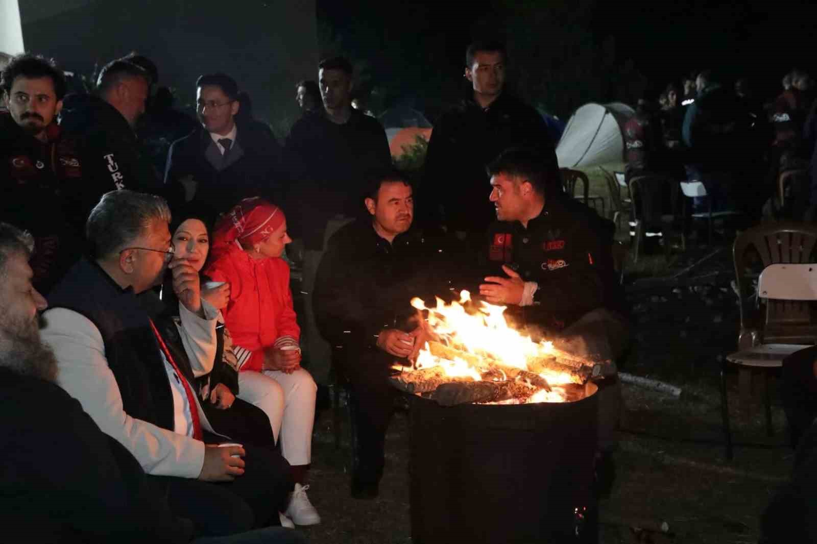 Vali Işın, Dumlupınar&rsquo;daki Zafer Kampı&rsquo;nda gen&ccedil;lerle buluştu