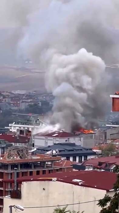 Avcılar&rsquo;da bitişik 2 binada korkutan &ccedil;atı yangını
