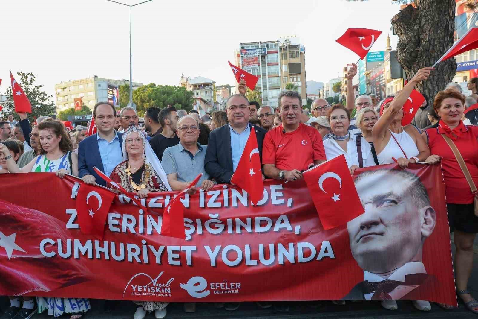 Başkan Yetişkin 30 Ağustos coşkusunu Efeler&rsquo;de d&ouml;rt bir yana taşıdı