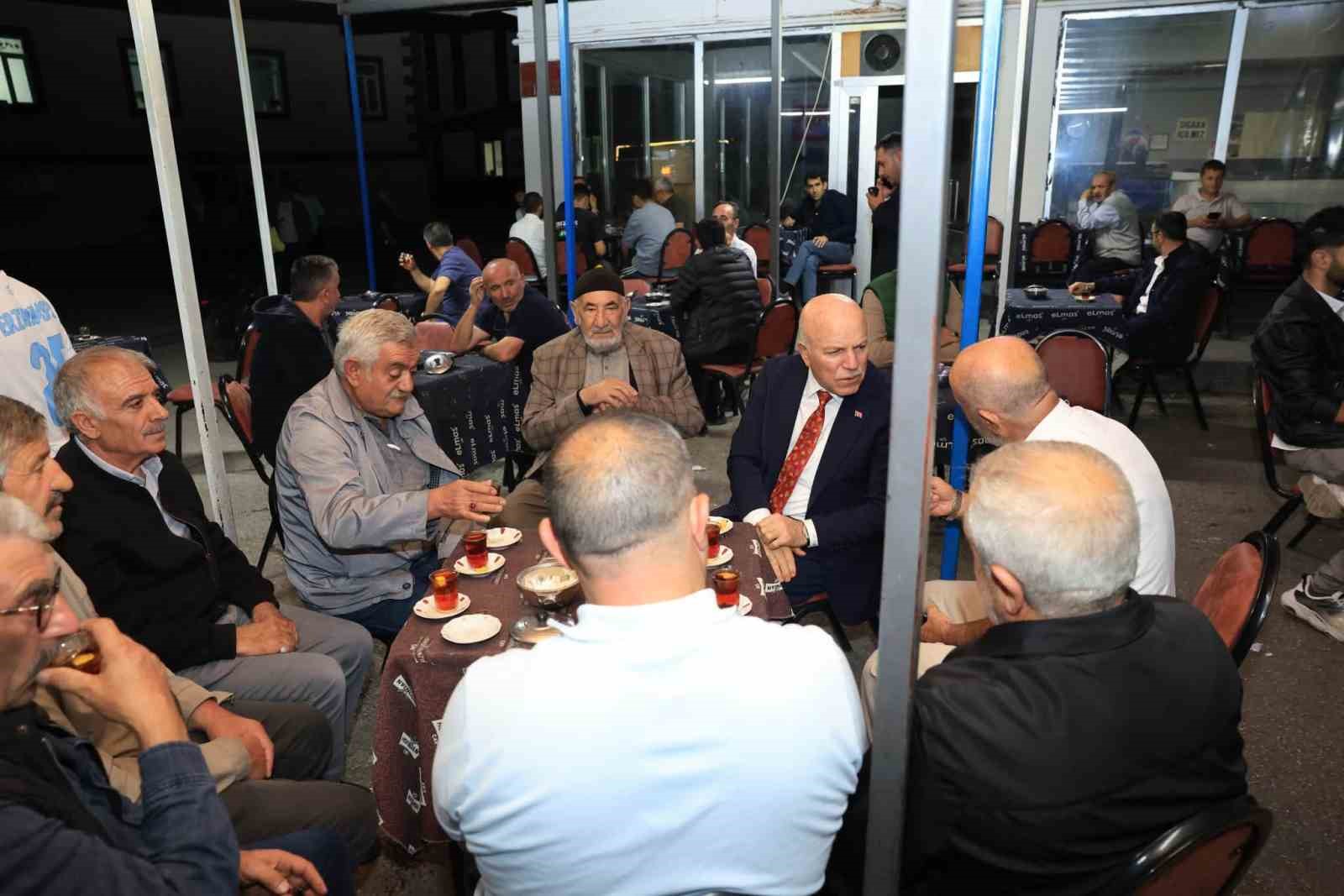 Başkan Sekmen &ccedil;alışmaları yerinde inceledi, vatandaşla &ccedil;ay i&ccedil;ip sohbet etti