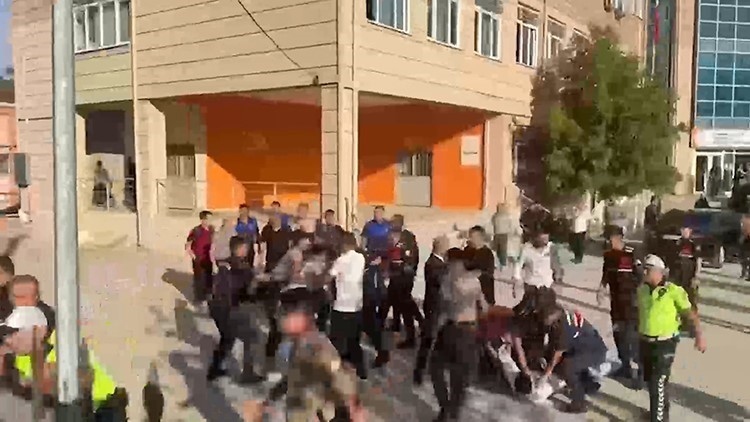 Veliler silah seslerinin y&uuml;kseldiği okula akın etti