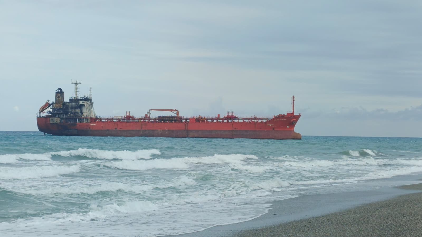 Karadeniz&rsquo;de dron saldırısına uğrayan gemi Samsun&rsquo;da karaya oturdu